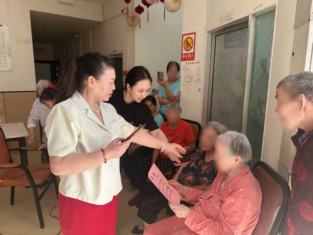 一群男人和女人在切蛋糕AI 生成的内容可能不正确。