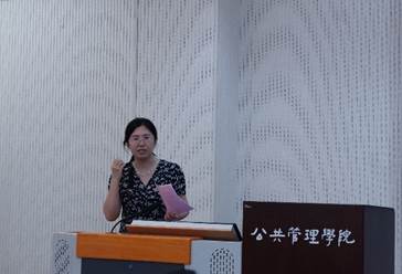 镜子前的人AI 生成的内容可能不正确。