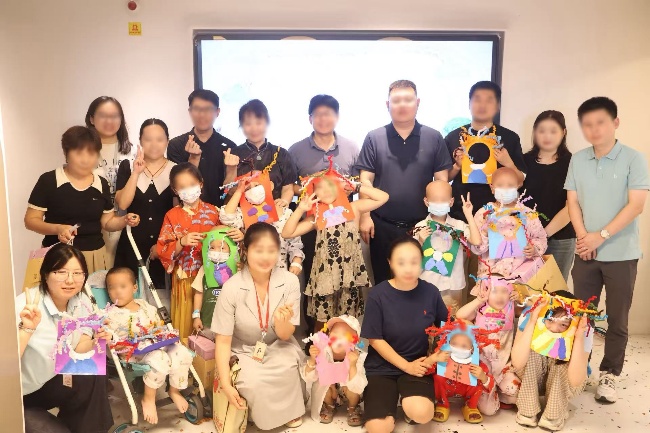 一群小孩在表演AI 生成的内容可能不正确。